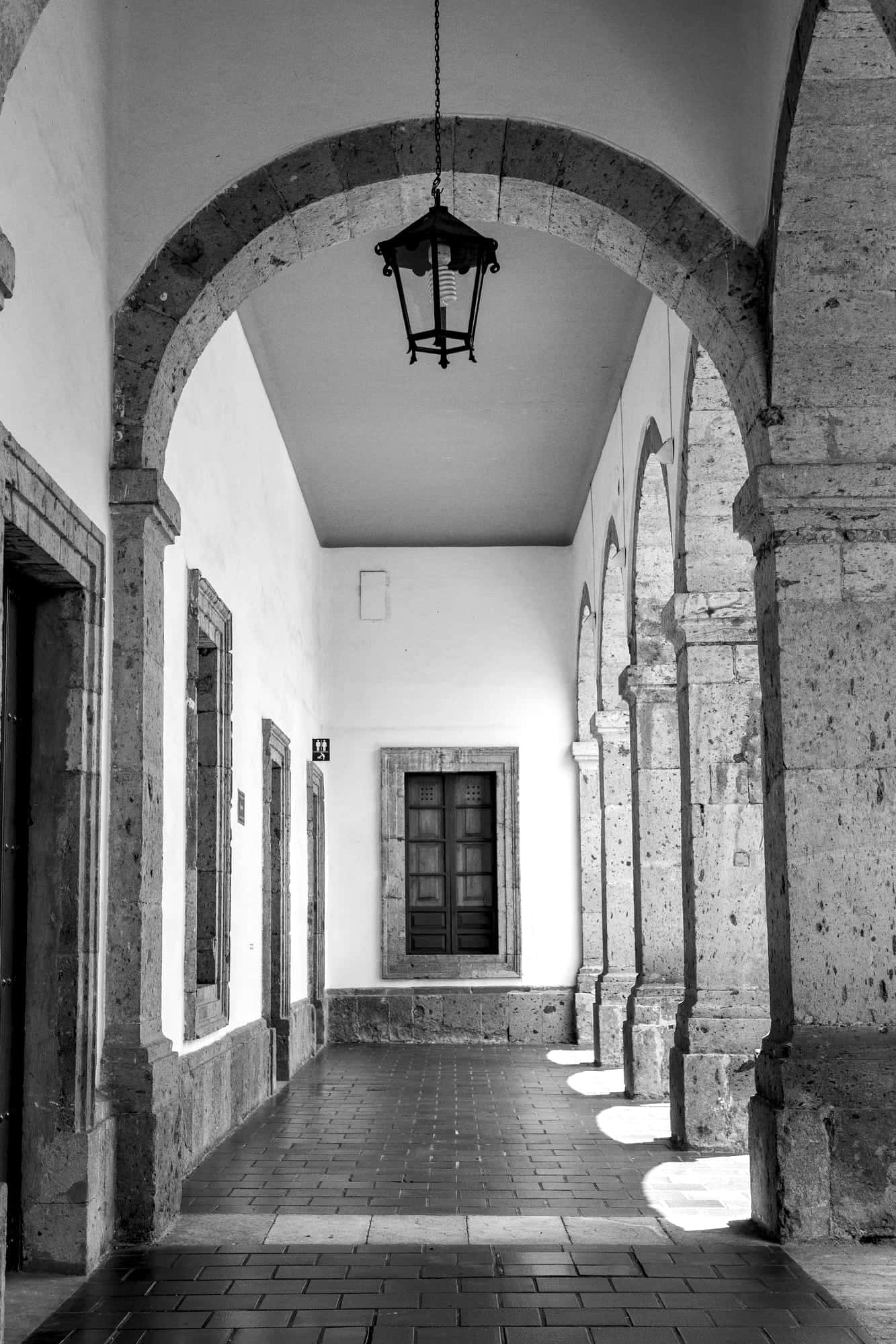 Corredor con arcos de cantera en Guadalajara