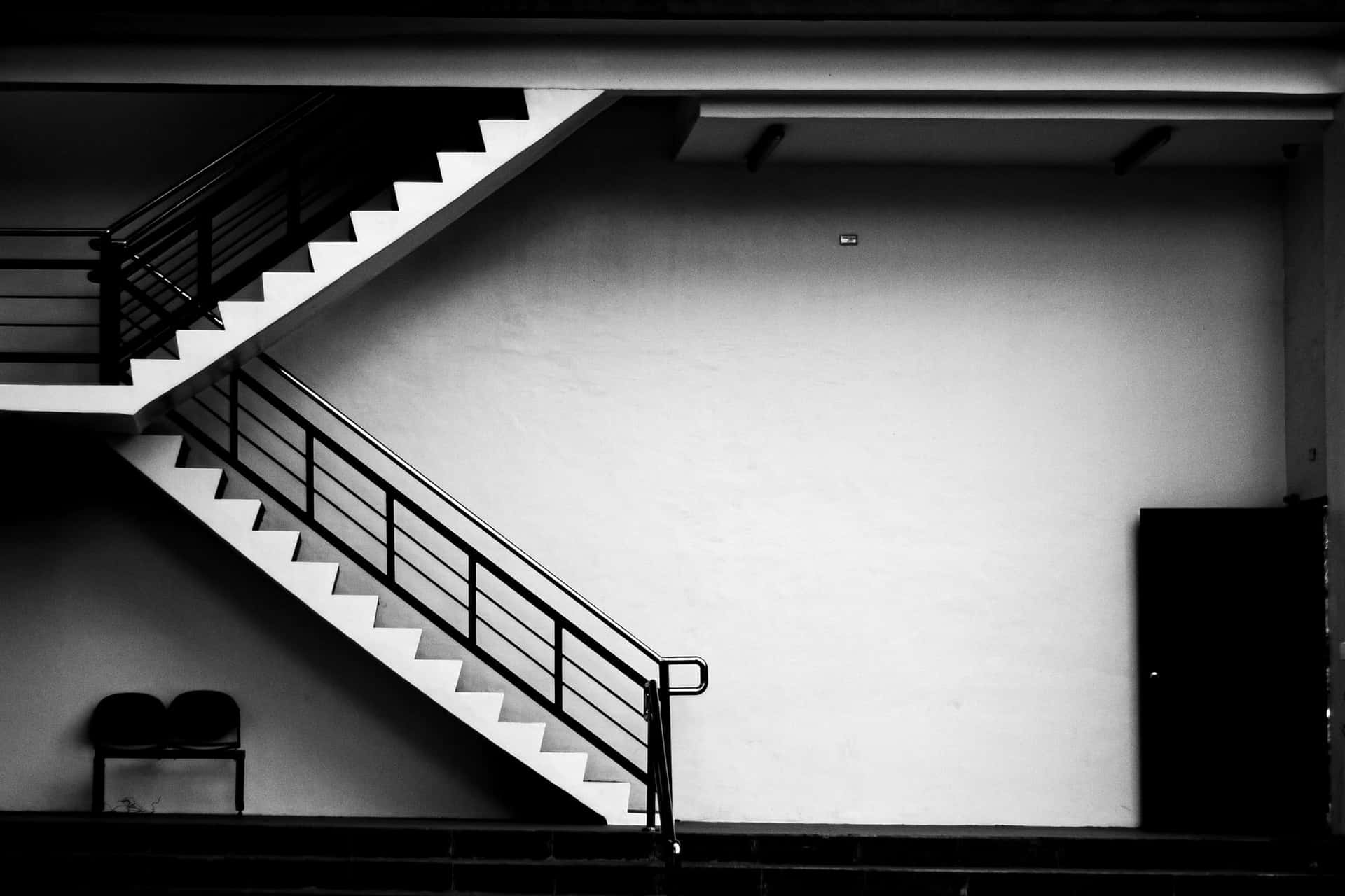 Escalera interior con barandal, en blanco y negro