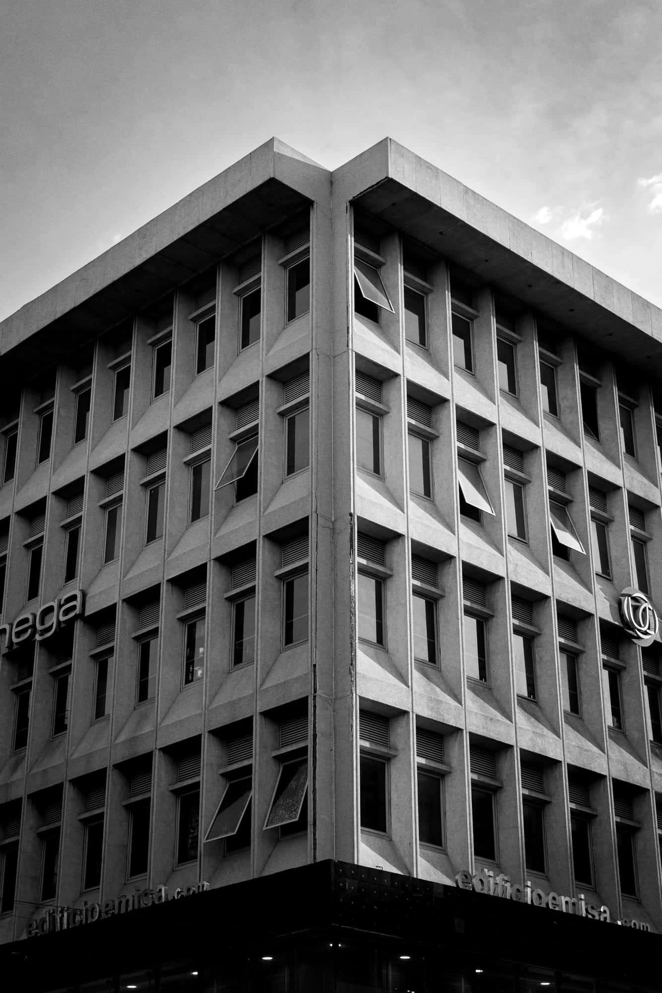 Fachada de oficinas de retícula en Guadalajara