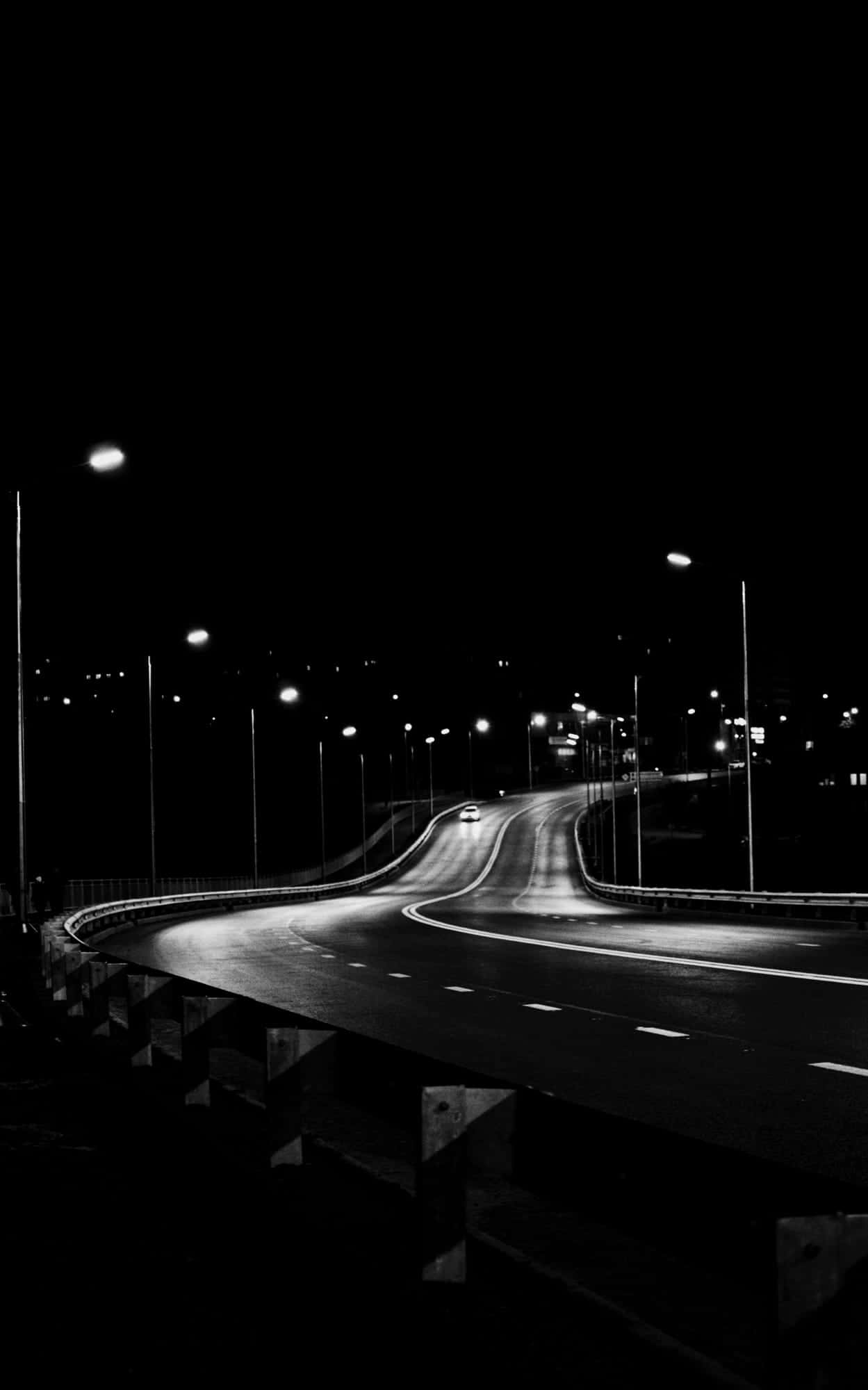 Vía rápida iluminada de noche
